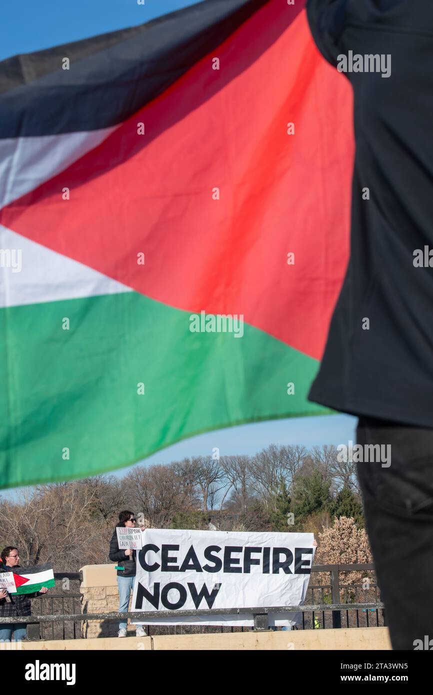 St. Paul, Minnesota. November 2023. Sammeln Sie sich, um Minnesota von der Apartheid Israel zu veräußern, Palästina zu befreien und kein Geld aus Minnesota für Völkermord. Stockfoto