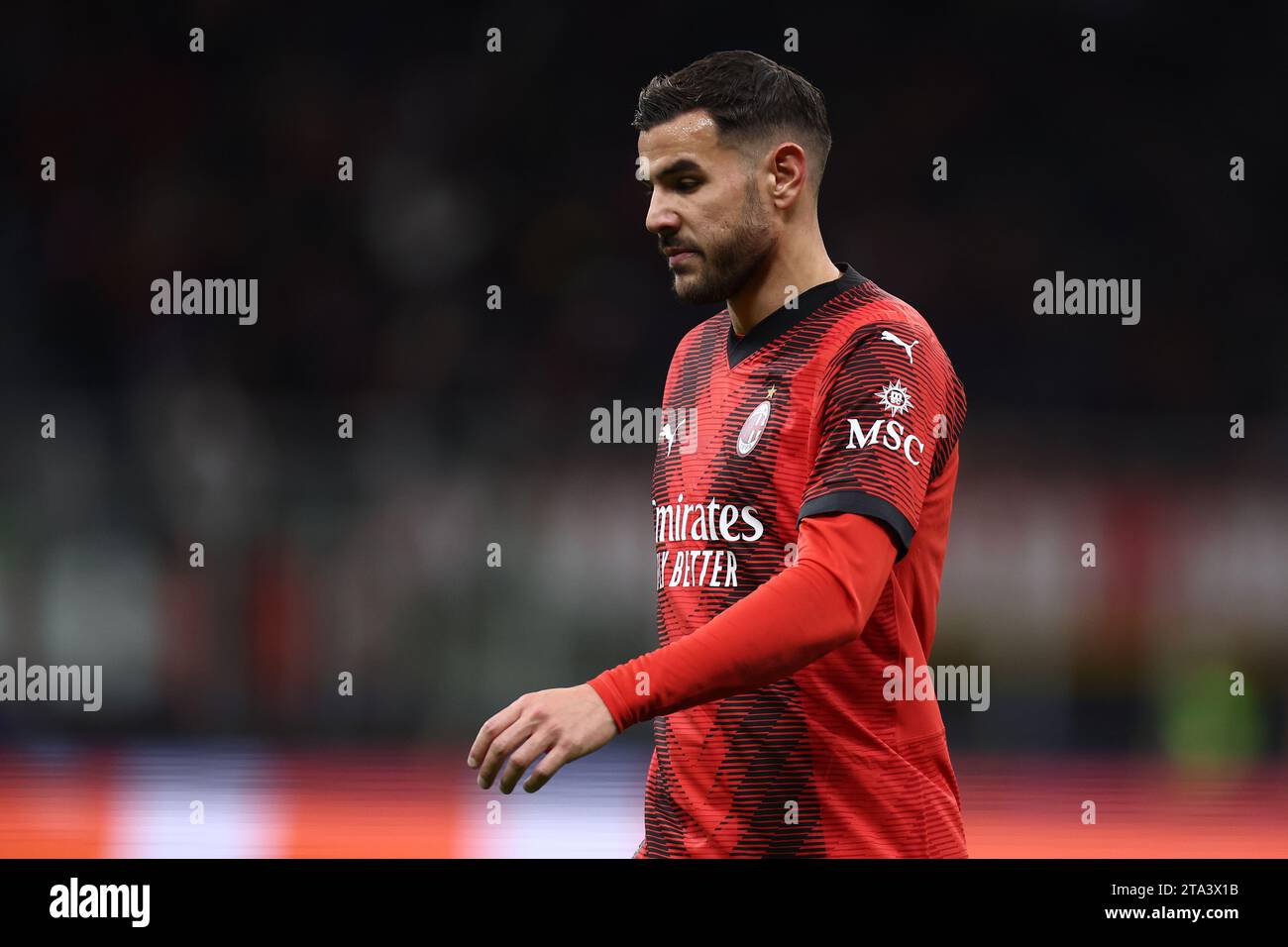 Mailand, Italien. November 2023. Theo Hernandez vom AC Milan sieht beim Spiel der UEFA Champions League Gruppe F zwischen dem AC Milan und der Borussia Dortmund am 28. November 2023 im Stadio Giuseppe Meazza in Mailand, Italien, niedergeschlagen aus. Quelle: Marco Canoniero/Alamy Live News Stockfoto