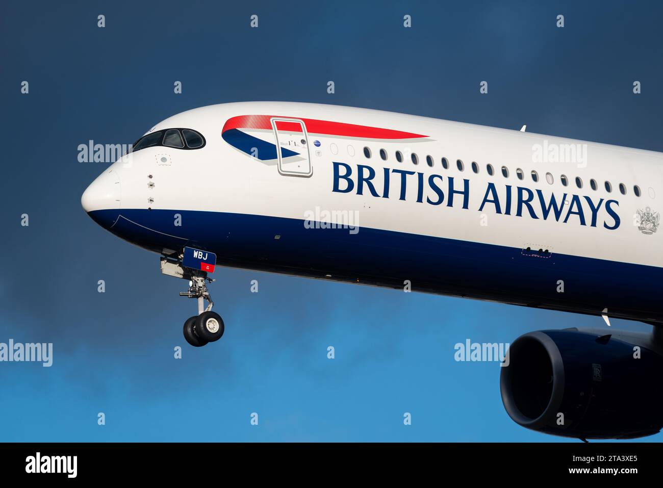 British Airways Airbus A350-1041 Flugzeug G-XWBJ landet in der späten Wintersonne vor dunklem Himmel am Flughafen London Heathrow, Großbritannien Stockfoto