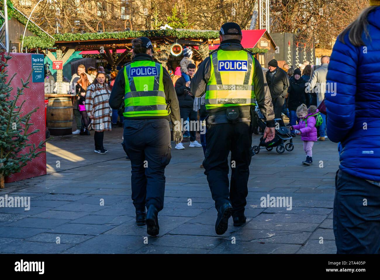 Polizei Schottland männliche und weibliche Offiziere patrouillieren auf dem Edinburgh Christmas Market, Edinburgh, Schottland, Vereinigtes Königreich, Vereinigtes Königreich Stockfoto