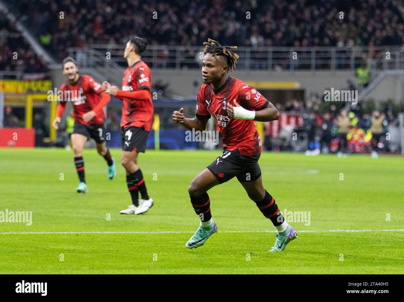 Mailand, Italien. November 2023. Milan Samu Chukwueze feiert während des AC Milan vs Borussia Dortmund, UEFA Champions League-Fußballspiel in Mailand, Italien, 28. November 2023 Credit: Independent Photo Agency/Alamy Live News Stockfoto