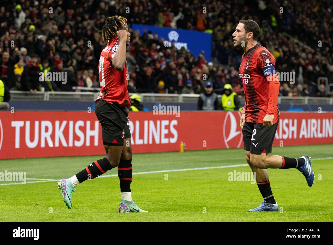 Mailand, Italien. November 2023. Milan Samu Chukwueze feiert mit Davide Calabria während des AC Milan vs Borussia Dortmund, UEFA Champions League Fußballspiel in Mailand, Italien, 28. November 2023 Credit: Independent Photo Agency/Alamy Live News Stockfoto