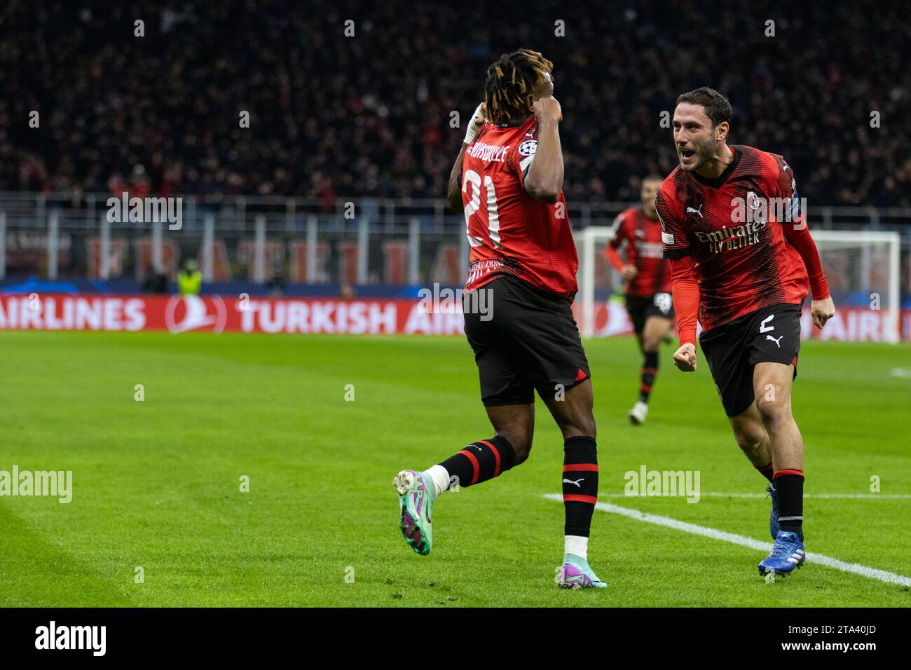 Mailand, Italien. November 2023. Milan Samu Chukwueze feiert mit Davide Calabria während des AC Milan vs Borussia Dortmund, UEFA Champions League Fußballspiel in Mailand, Italien, 28. November 2023 Credit: Independent Photo Agency/Alamy Live News Stockfoto
