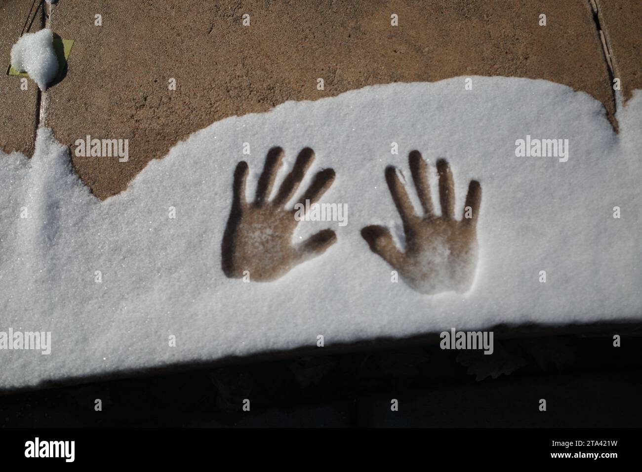 Handabdruck im schnee Fotos und Bildmaterial in hoher Auflösung Alamy