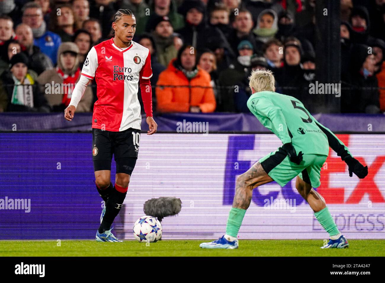 Rotterdam, Niederlande. November 2023. ROTTERDAM, NIEDERLANDE - 28. NOVEMBER: Calvin Stengs aus Feyenoord ist bereit für den Ball, Rodrigo de Paul aus Atletico Madrid, während des Gruppenspiels E - UEFA Champions League 2023/24 zwischen Feyenoord und Atletico Madrid am 28. November 2023 im Stadion Feijenoord in Rotterdam, Niederlande. (Foto von Joris Verwijst/Orange Pictures) Credit: Orange Pics BV/Alamy Live News Stockfoto