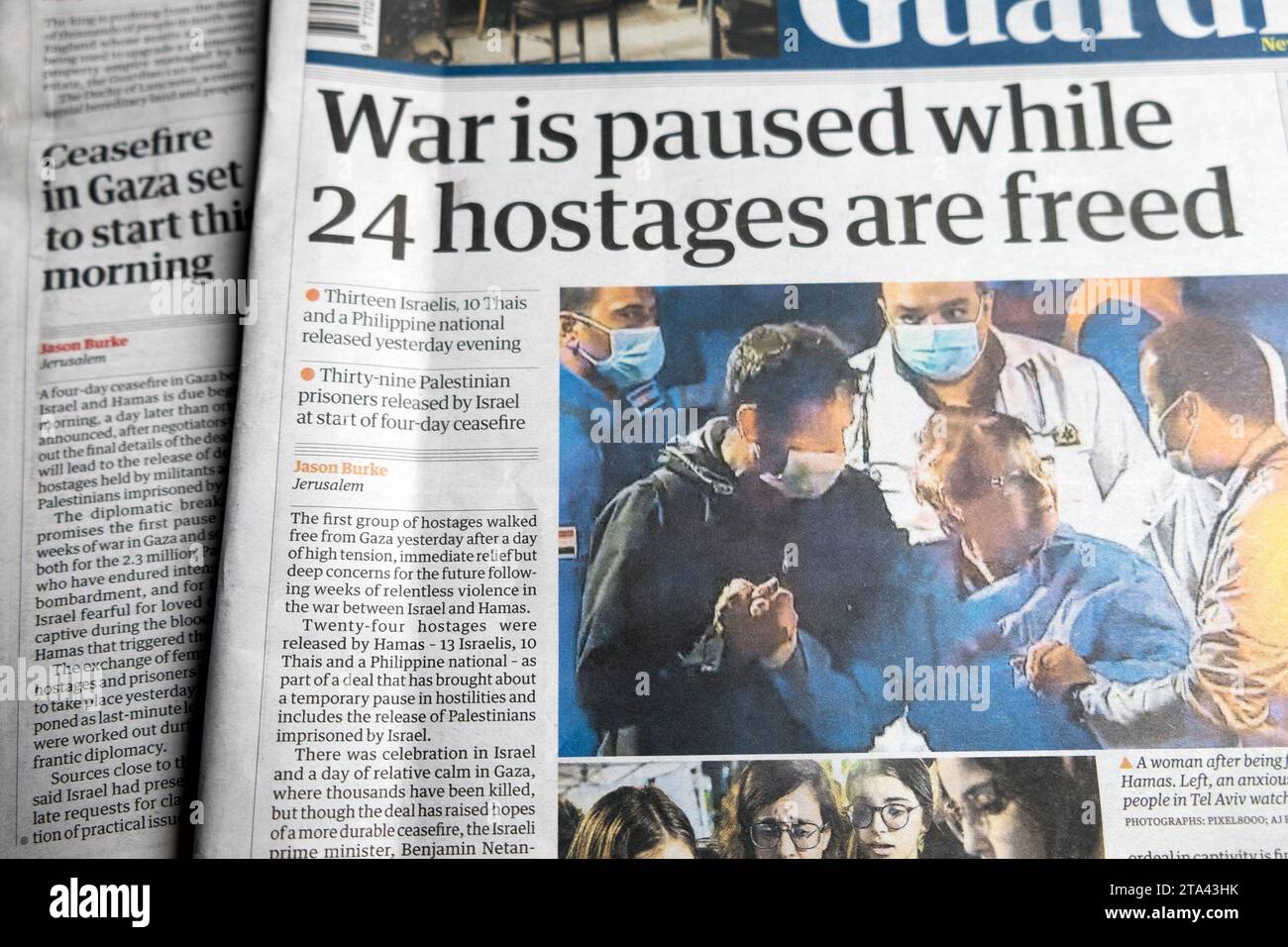 Israel Hamas 'Krieg ist angehalten, während 24 Geiseln befreit werden' Guardian Zeitung Schlagzeile 25. November 2023 erster Geiselfreigabe-artikel Großbritannien Stockfoto