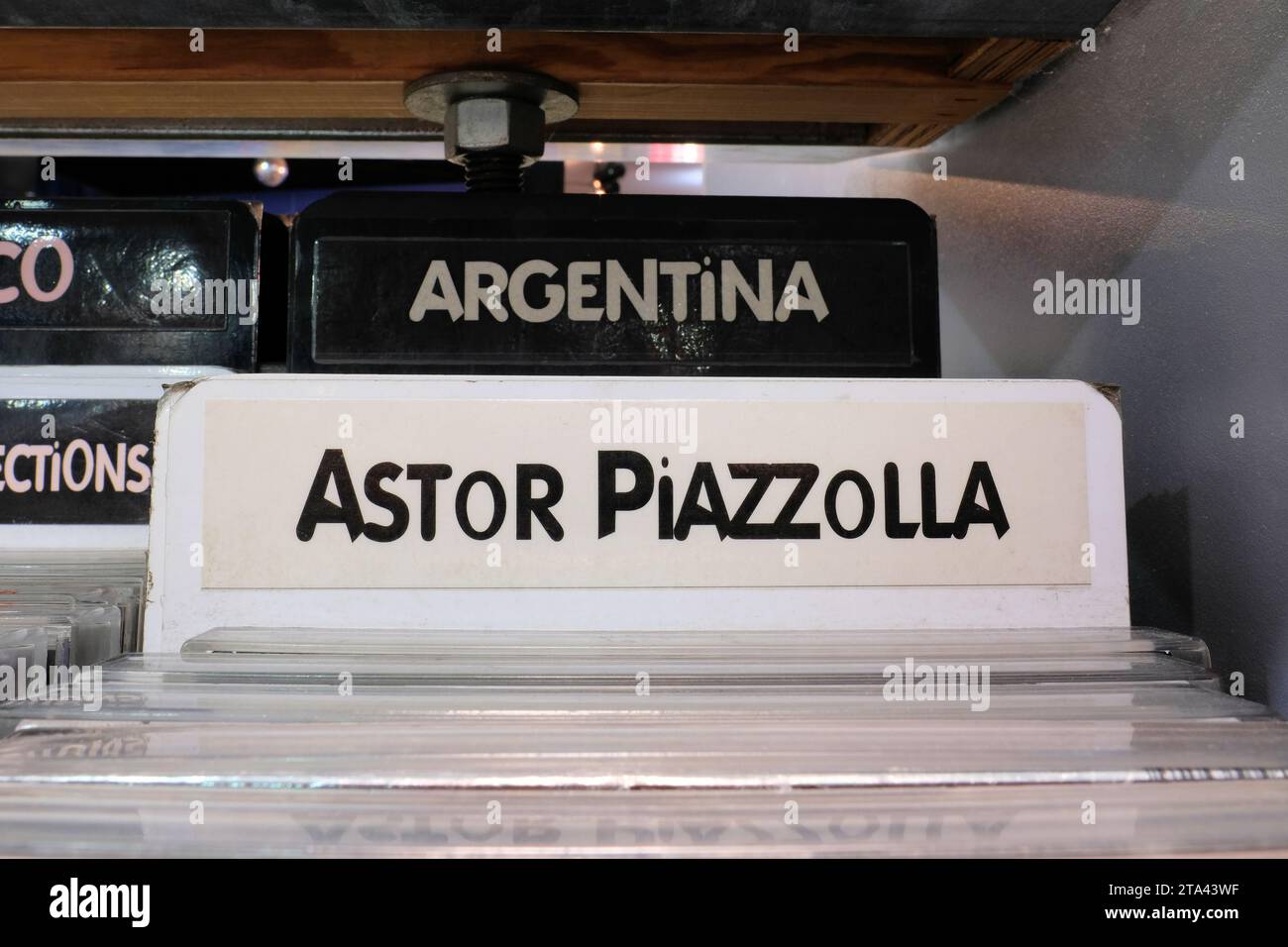Das Label Astor Piazzolla im Amoeba Music Store verwendete CD-Sektion für das lateinamerikanische Musikgenre San Francisco, Kalifornien. Stockfoto