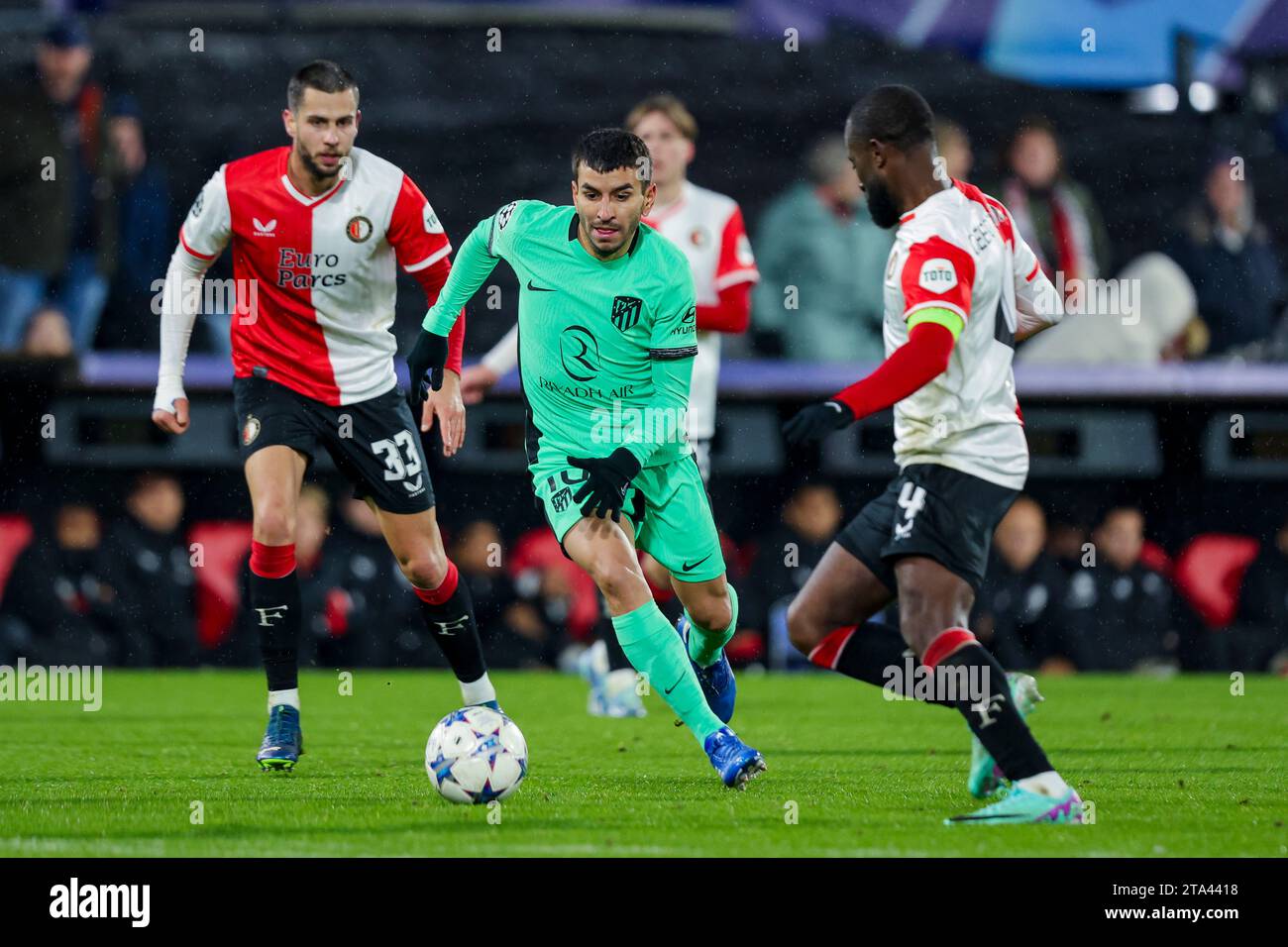 ROTTERDAM, NIEDERLANDE - 28. NOVEMBER: Angel Correa (Atletico Madrid) und Lutshare Geertruida (Feyenoord Rotterdam) während der Gruppe E - UEFA-Champion Stockfoto