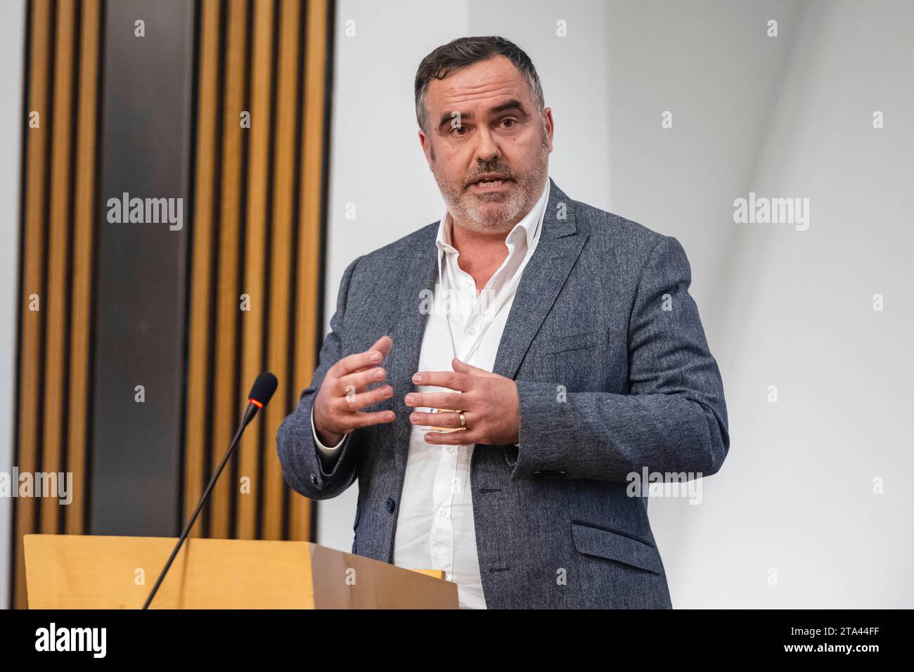 Dr. Richard Bickerton University of Dundee, leitender Systemwissenschaftler bei ExScientia, nimmt an einer Veranstaltung Teil, die von Michelle Thomson MSP im Namen des Institute of Analytics im Scottish Parliament Building veranstaltet wird. Universitäten und Unternehmen in erster Linie aus Schottland, um einen ethischen Weg für KI in Schottland von der Basis auf zu diskutieren. Bilddatum: Dienstag, 28. November 2023. Stockfoto