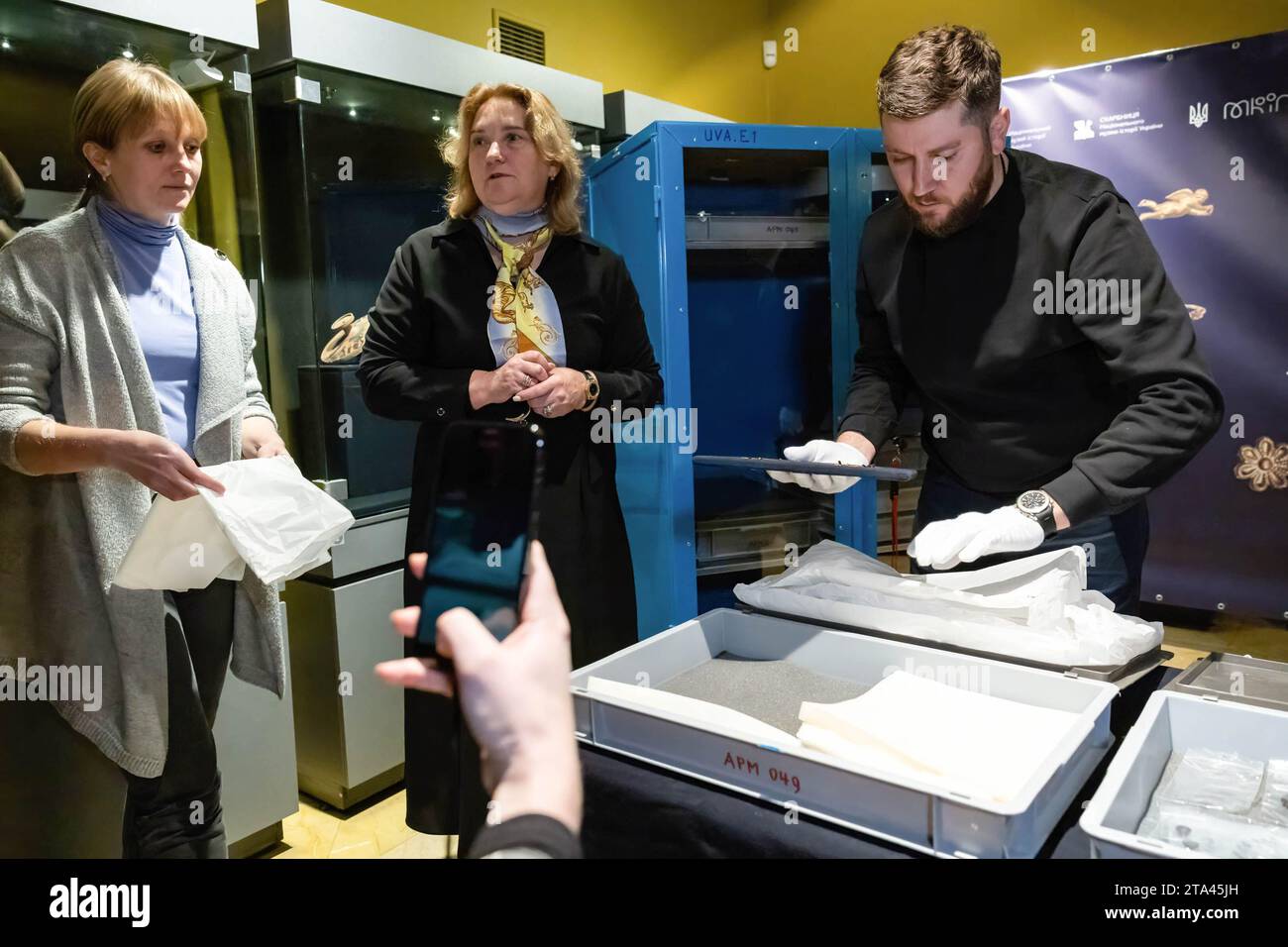 Ein Experte des Nationalmuseums für Geschichte der Ukraine packt eine Schachtel mit goldenen antiken Skythischen Artefakten aus Museen in der von Russland besetzten Krim aus, die nach einem Rechtsstreit über Eigentumsrechte in die Ukraine zurückkehrten, während der sie fast ein Jahrzehnt in den Niederlanden in Kiew verbrachten. Antike Gegenstände sind Teil der Sammlungen der Krim-Museen, die auf der Ausstellung „Krim: Gold und Geheimnisse des Schwarzen Meeres“ in Amsterdam präsentiert wurden, als die russische Besetzung der Halbinsel im Februar 2014 begann. Stockfoto