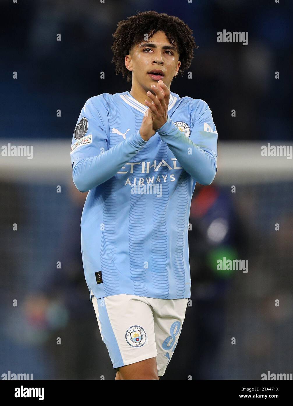 Etihad Stadium, Manchester, Großbritannien. November 2023. Champions League Fußball, Gruppenphase, Manchester City gegen RB Leipzig; Rico Lewis von Manchester City applaudiert die Fans bei Full Time Credit: Action Plus Sports/Alamy Live News Stockfoto