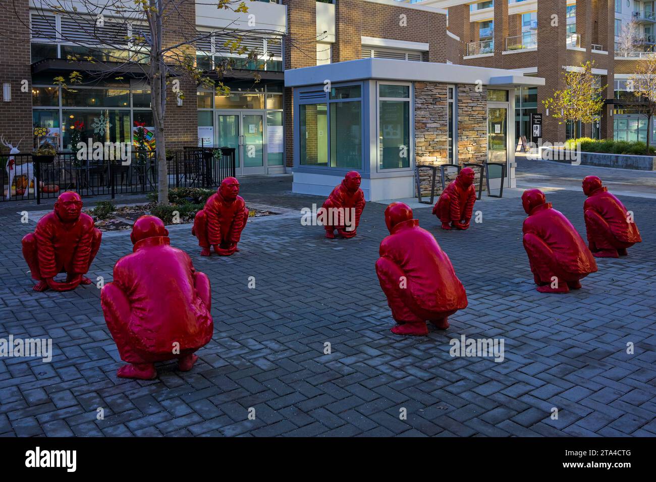 Die roten buddhistischen Mönche des Treffens, Kunstinstallation, Miramar Plaza, White Rock, British Columbia, Kanada Stockfoto