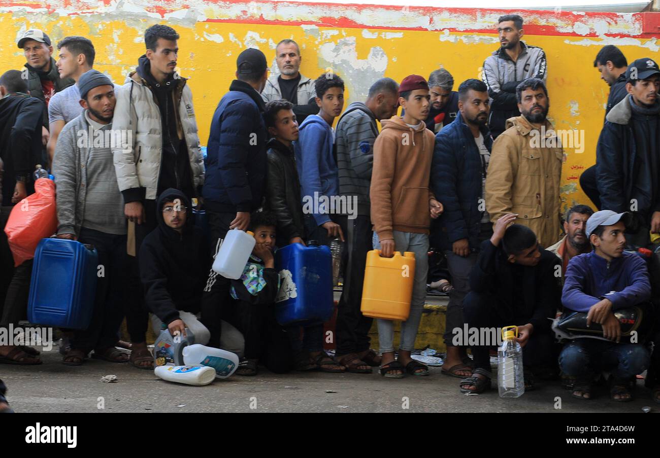 Gaza. November 2023. Die Leute warten am 28. November 2023 an einer Tankstelle in Khan Younis im südlichen Gazastreifen. Quelle: Yasser Qudih/Xinhua/Alamy Live News Stockfoto