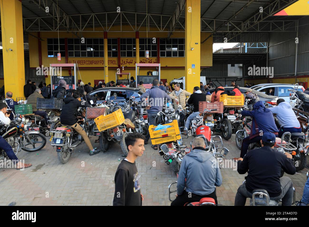 Gaza. November 2023. Die Leute warten am 28. November 2023 an einer Tankstelle in Khan Younis im südlichen Gazastreifen. Quelle: Yasser Qudih/Xinhua/Alamy Live News Stockfoto