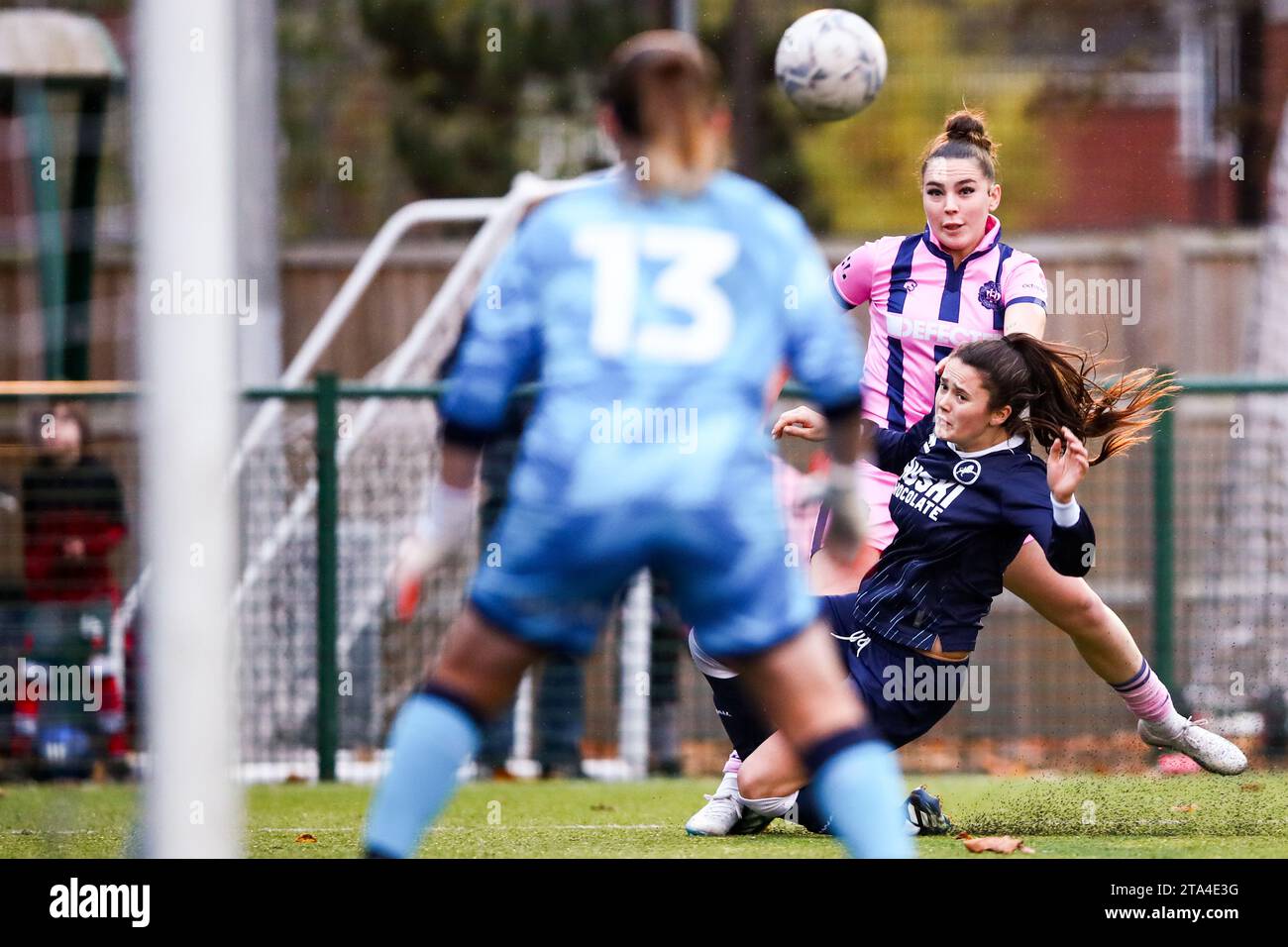 Action während eines Frauenfußballspiels zwischen Millwall Lionesses und Dulwich Hamlet Stockfoto