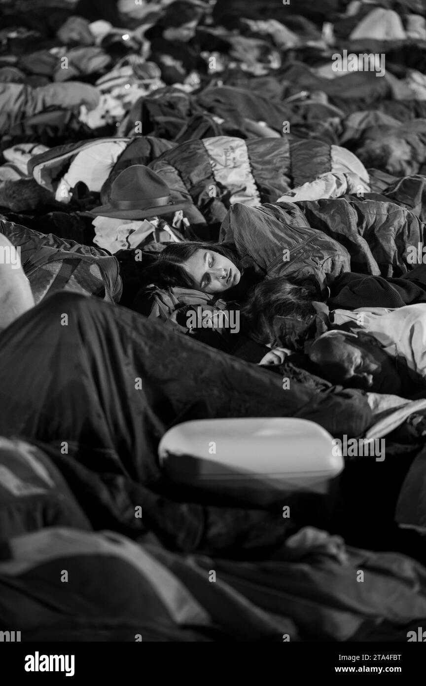 Junge Menschen, die nachts im Parque Tejo – Campo da Graca schlafen. Weltjugendtage 2023 in Lissabon, Portugal. Stockfoto