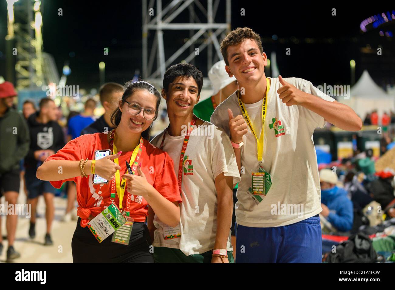 Fröhliche junge Menschen. Die Mahnwache im Parque Tejo – Campo da Graca. Weltjugendtage 2023 in Lissabon, Portugal. Stockfoto