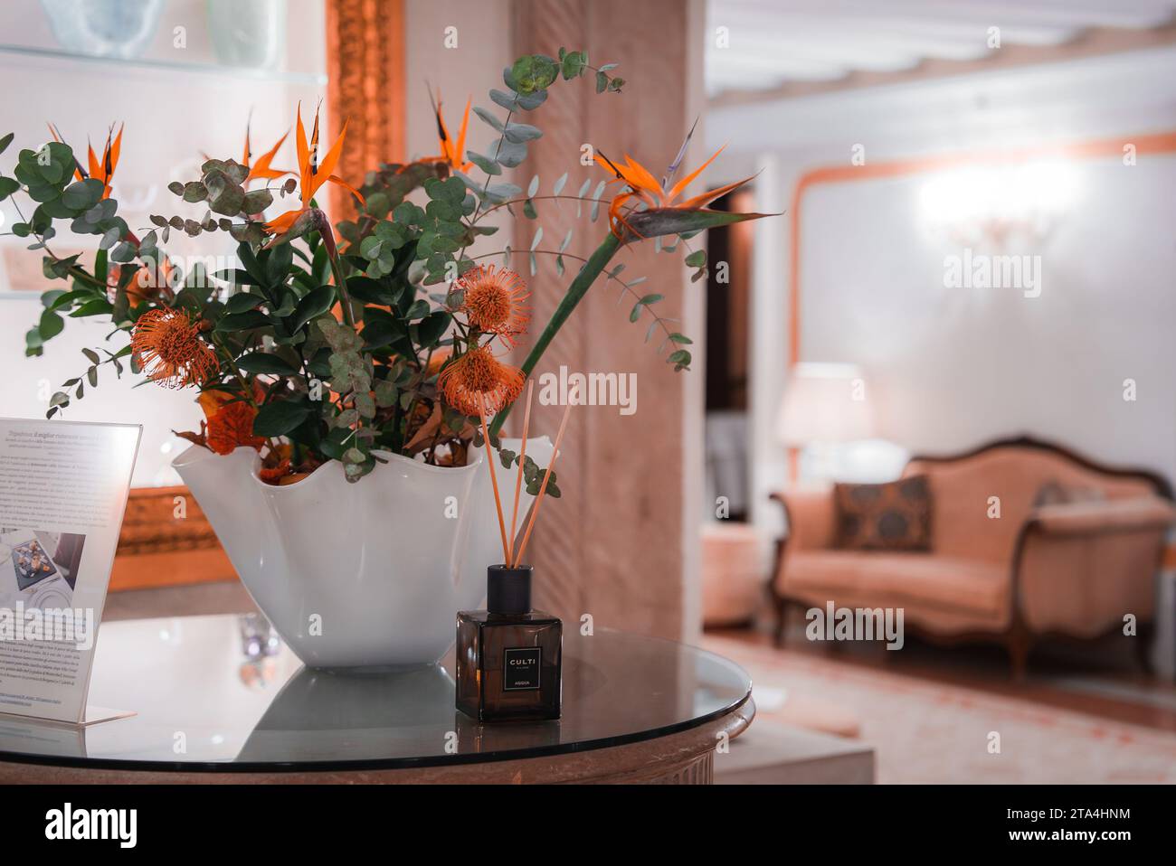 Elegante Hotellobby in Venedig mit Blumenarrangements in Glasvase und neutralem Farbschema Stockfoto