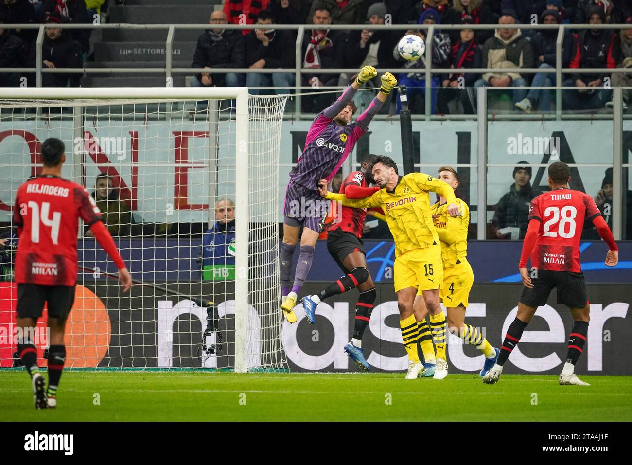 Mailand, Italien. November 2023. Gregor Kobel, während des AC Mailand gegen Borussia Dortmund, UEFA Champions League, im Giuseppe Meazza Stadion. Quelle: Alessio Morgese/Alessio Morgese/Emage/Alamy Live News Stockfoto