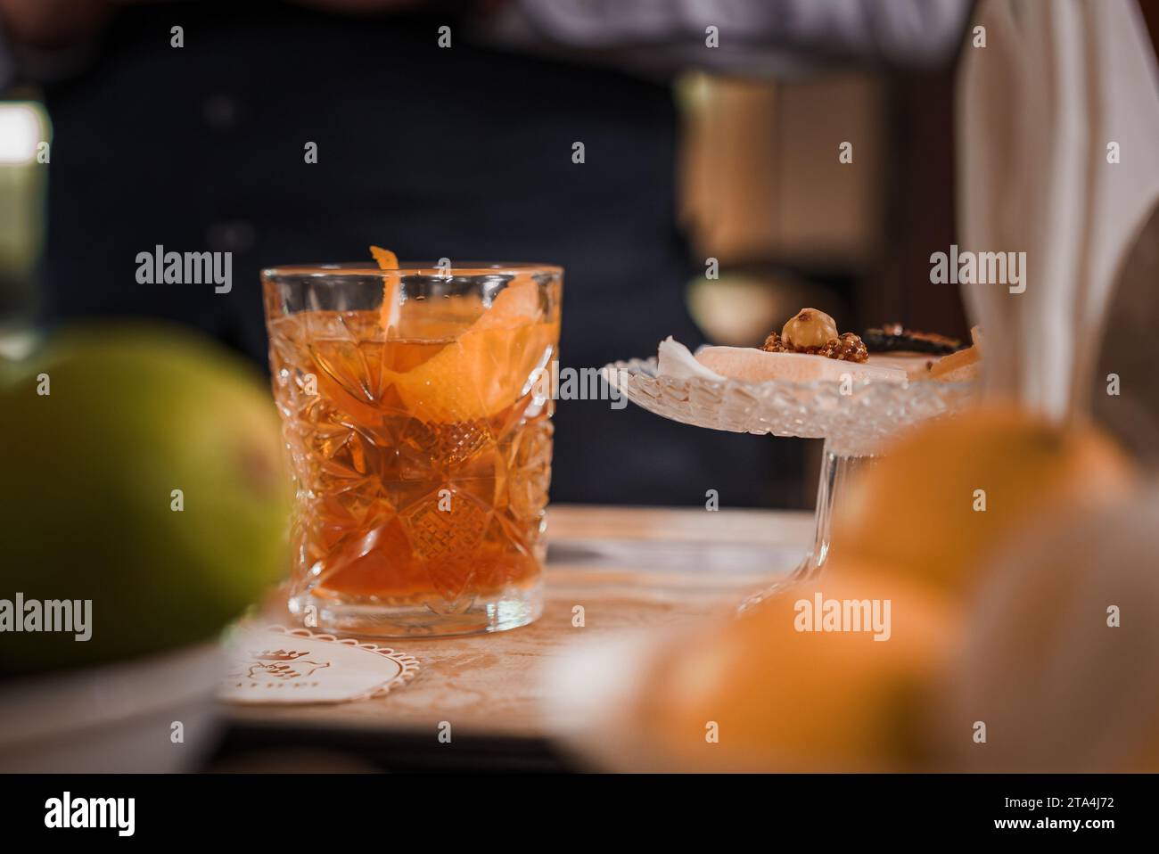 Exquisiter, altmodischer Cocktail am Tisch im luxuriösen Restaurant Venedig - Nahaufnahme Stockfoto