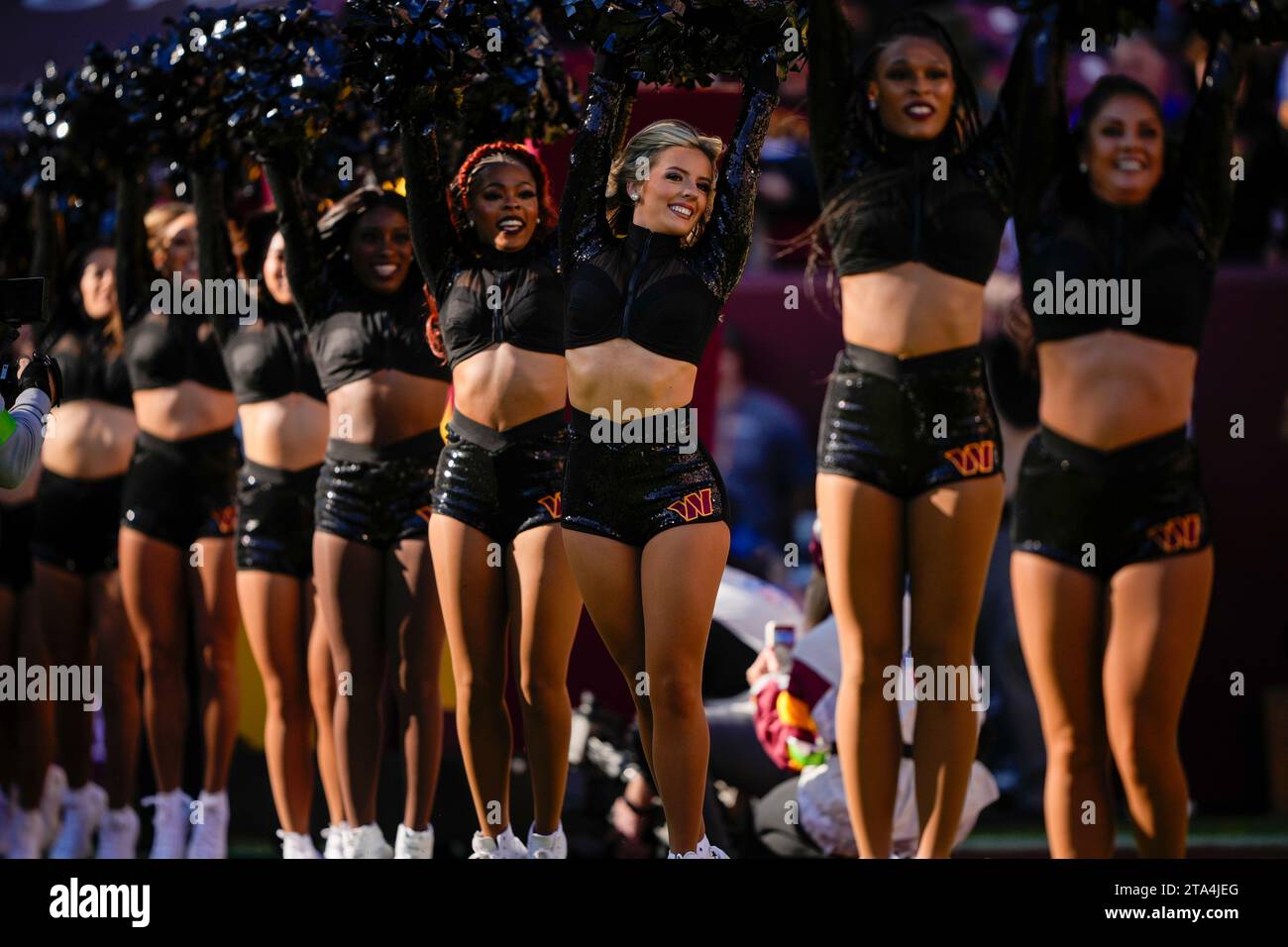 Washington Commanders cheerleaders take the field before an NFL football game against the New York Giants, Sunday, Nov. 19, 2023, in Landover, Md. (AP Photo/Andrew Harnik) Stockfoto