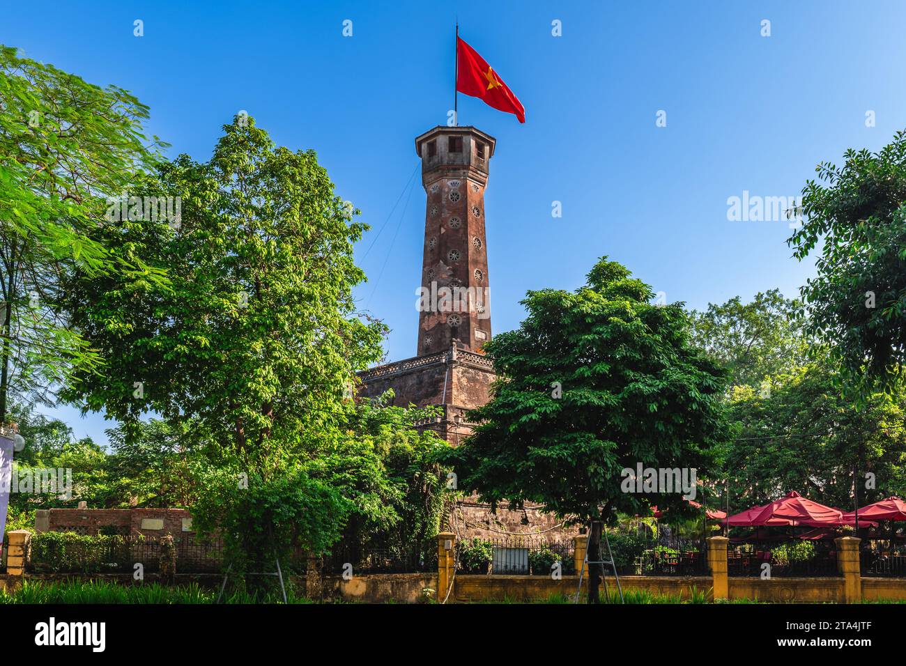 Flaggenturm von Hanoi, Teil der Kaiserlichen Zitadelle Thang Long in Hanoi, Vietnam Stockfoto