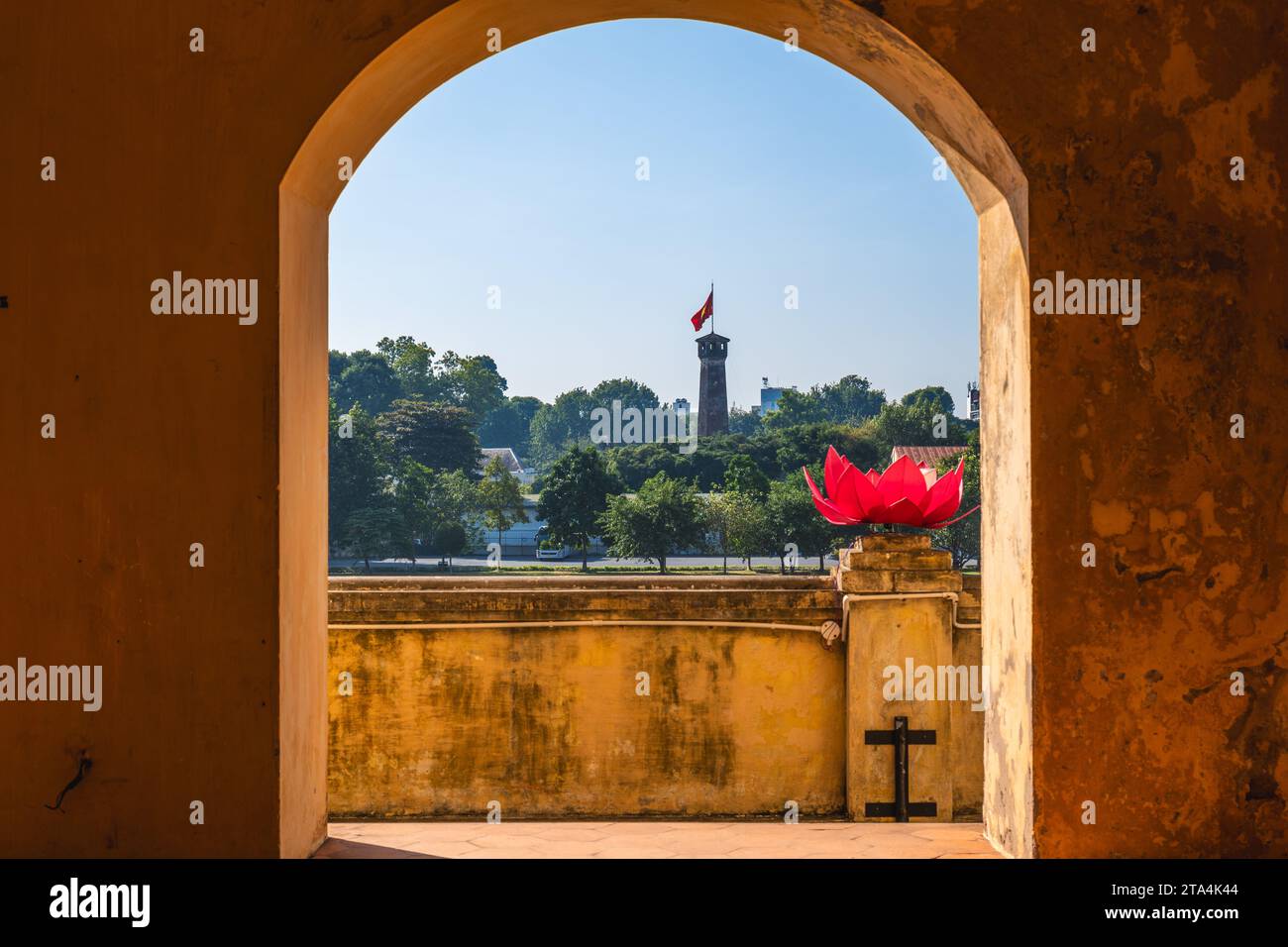 Flaggenturm von Hanoi, Teil der Kaiserlichen Zitadelle Thang Long in Hanoi, Vietnam Stockfoto