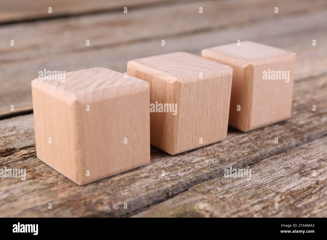 Internationale Organisation für Normung. Würfel mit der Abkürzung ISO auf Holztisch, Großansicht Stockfoto
