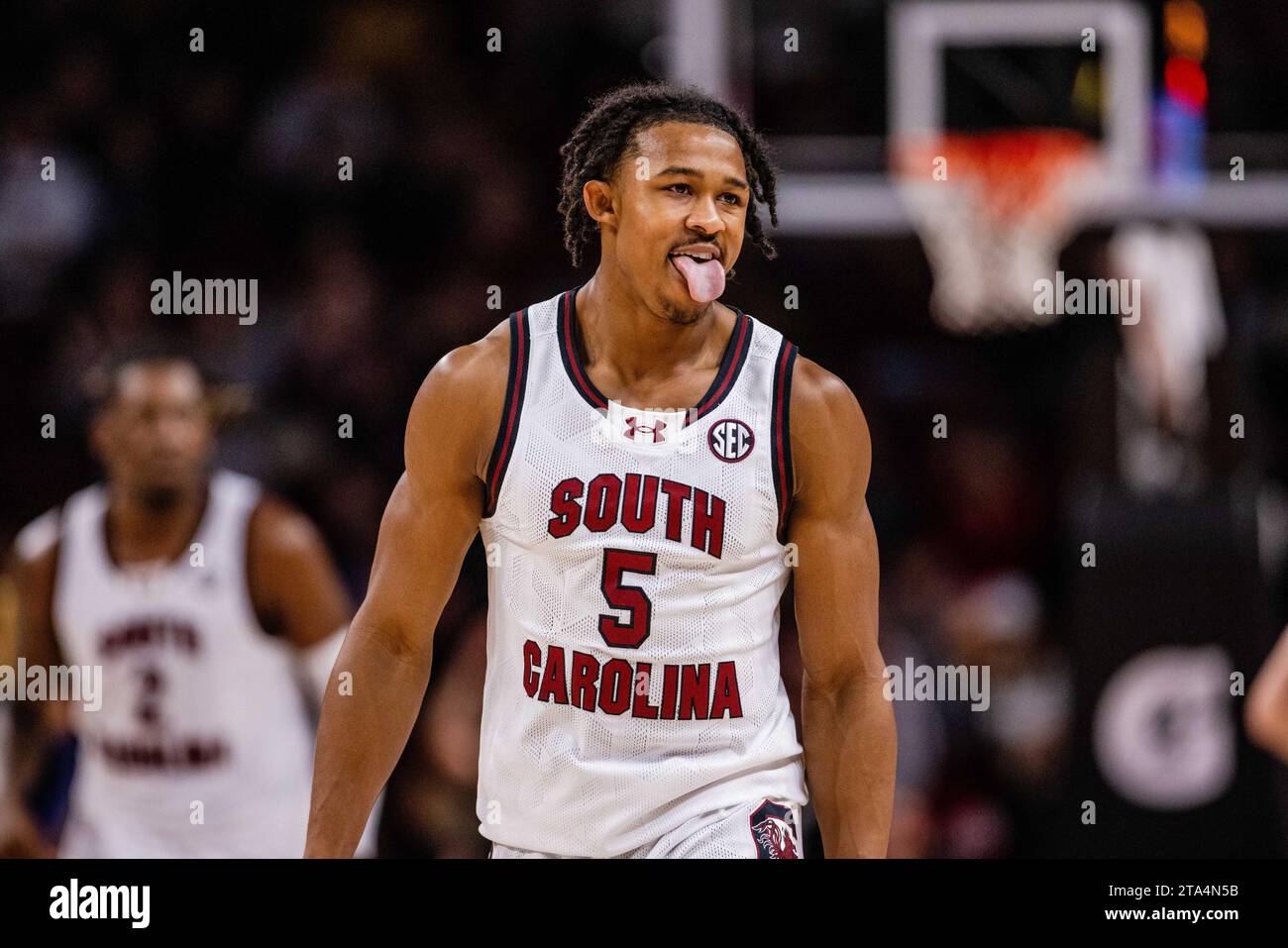 Columbia, SC, USA. November 2023. Der Spieler der South Carolina Gamecocks, Meechie Johnson (5), feiert nach einem drei-Punkte-Korb gegen die Notre Dame Fighting Irish im NCAA Basketball Matchup in der Colonial Life Arena in Columbia, SC. (Scott Kinser/CSM) (Bild: © Scott Kinser/Cal Sport Media). Quelle: csm/Alamy Live News Stockfoto