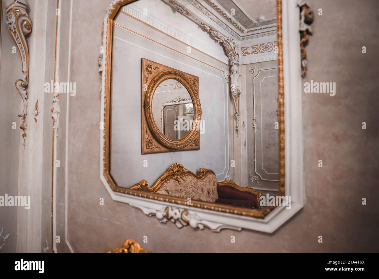 Luxuriöser Spiegel im venezianischen Stil mit klassischem Design Stockfoto