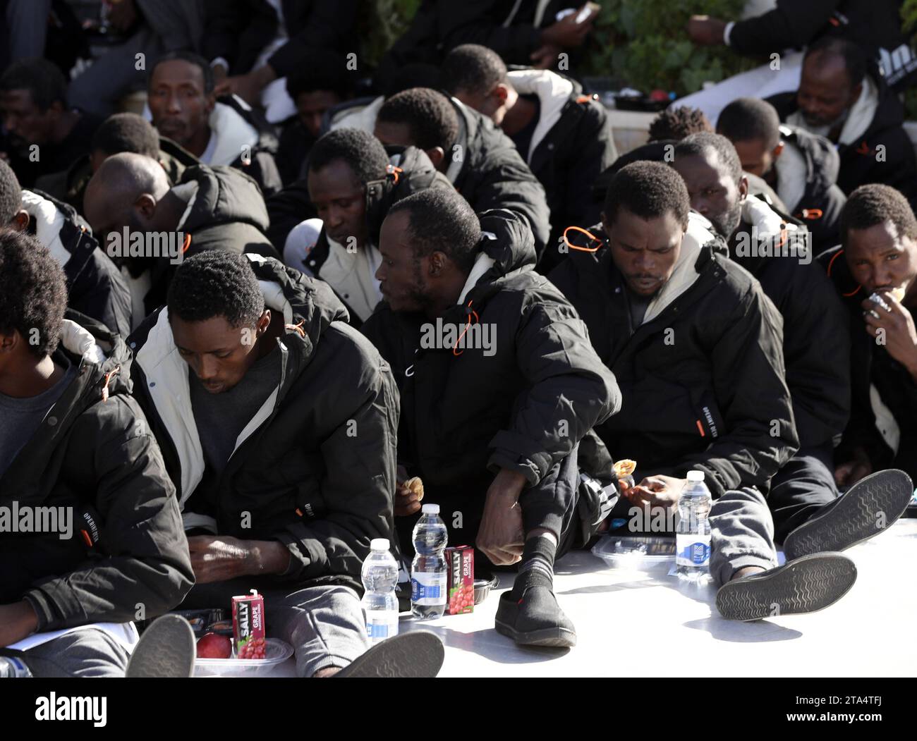 Tripolis, Libyen. November 2023. Illegale Einwanderer warten am 28. November 2023 in der libyschen Abteilung für illegale Migrationskontrolle in Tripolis, Libyen, ab. Die libysche Abteilung für illegale Migration hat am Dienstag 248 illegale Migranten zurückgeführt, darunter 120 wurden per Flugzeug zurück nach Niger deportiert, während die restlichen 128 auf dem Landweg zurück in den Tschad deportiert wurden, sagte Badraddin Ben-Hamed, Leiter des Deportationsbüros der Abteilung, gegenüber Xinhua. Quelle: Hamza Turkia/Xinhua/Alamy Live News Stockfoto