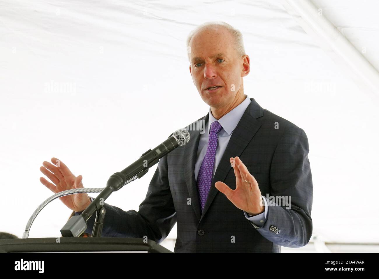 St. Louis, Usa. November 2023. Advanced Manufacturing Innovation Epizentrum Vorstandsvorsitzender Dennis Muilenburg macht seine Ausführungen vor einem bahnbrechenden Spatenstich für ein neues Werk in St. Louis am Dienstag, 28. November 2023. Muilenburg, ehemaliger Präsident und Chief Executive Officer der Boeing Company, wurde 2019 nach zwei Abstürzen der 737 MAX Flugzeuge gefeuert. Foto: Bill Greenblatt/UPI Credit: UPI/Alamy Live News Stockfoto