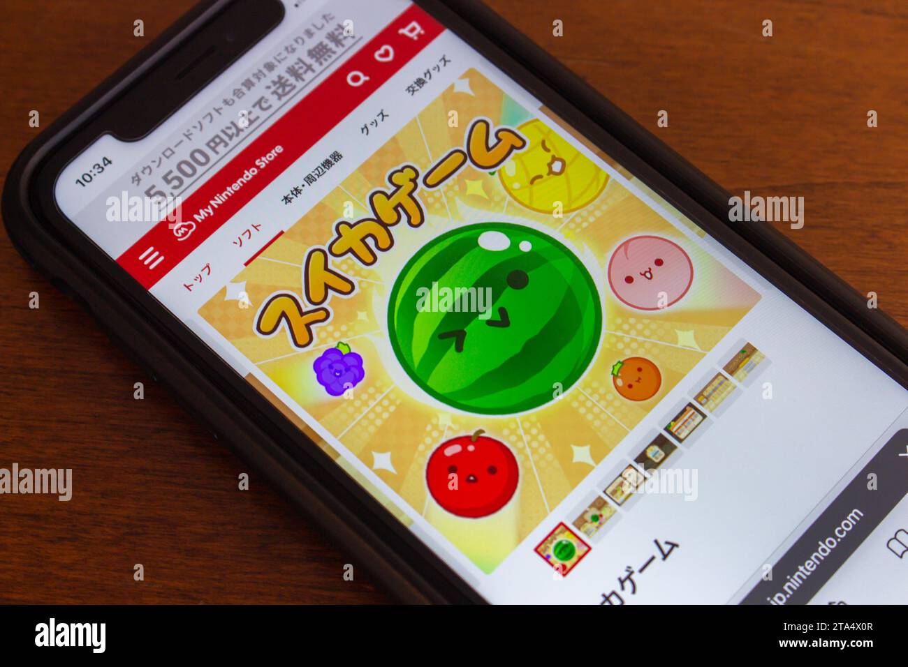 Suika Game (auch bekannt als Watermelon Game), ein japanisches Puzzle-Videospiel, das von Aladdin X entwickelt und veröffentlicht wurde und im Nintendo Store auf dem iPhone-Bildschirm zu sehen ist Stockfoto