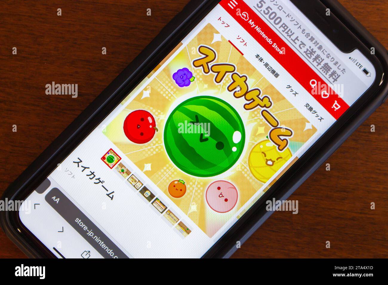 Suika Game (auch bekannt als Watermelon Game), ein japanisches Puzzle-Videospiel, das von Aladdin X entwickelt und veröffentlicht wurde und im Nintendo Store auf dem iPhone-Bildschirm zu sehen ist Stockfoto