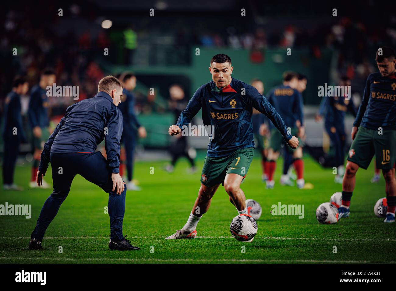 Cristiano Ronaldo während des warm-up vor dem Qualifikationsspiel zur UEFA Euro 2024 zwischen den Nationalmannschaften Portugal und Island, Estadio Jose Alvalade, Lissabon Stockfoto