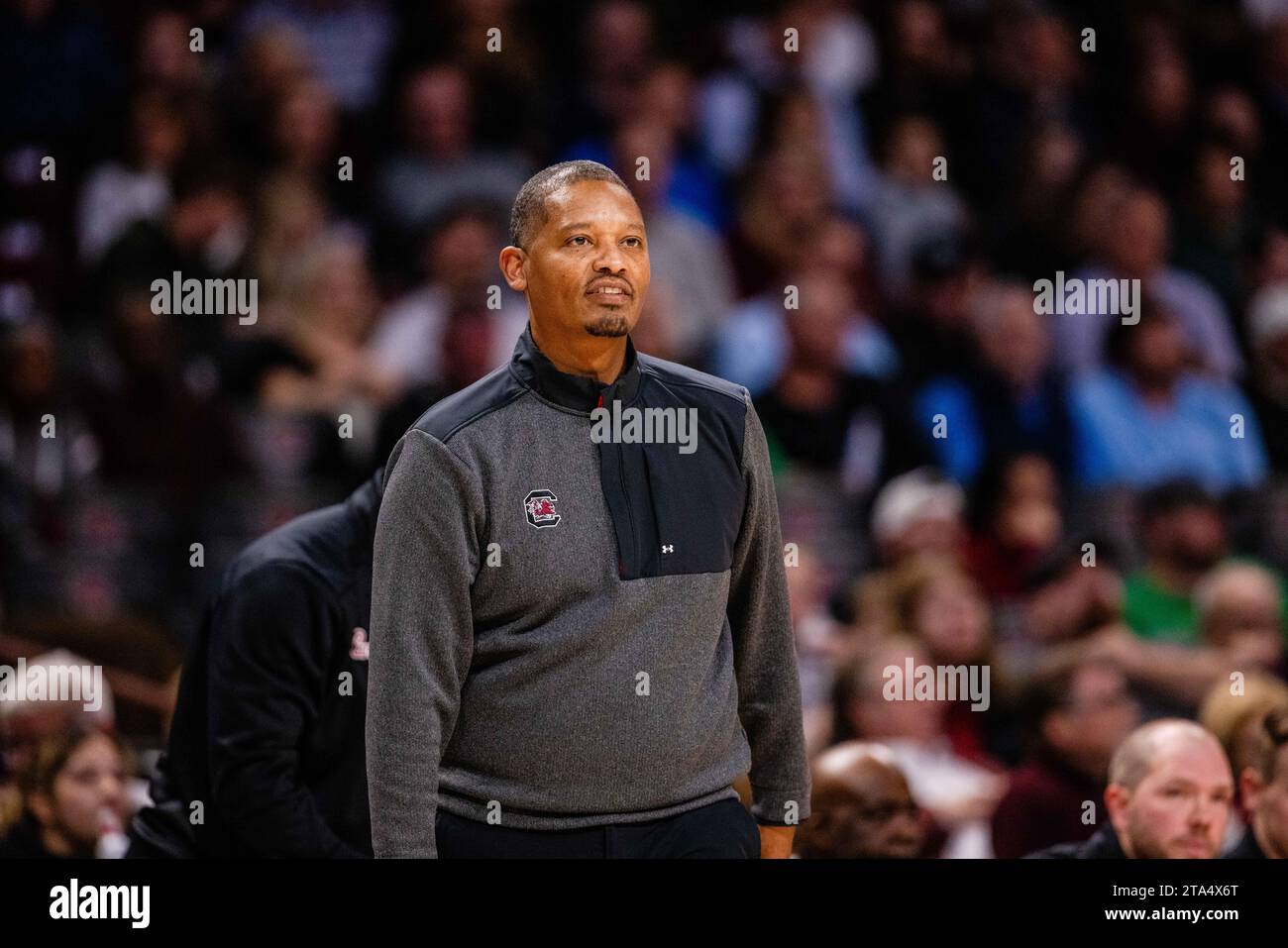 Columbia, SC, USA. November 2023. South Carolina Gamecocks Cheftrainer Lamont Paris in der zweiten Halbzeit gegen die Notre Dame Fighting Irish im NCAA Basketball Matchup in der Colonial Life Arena in Columbia, SC. (Scott Kinser/CSM). Quelle: csm/Alamy Live News Stockfoto