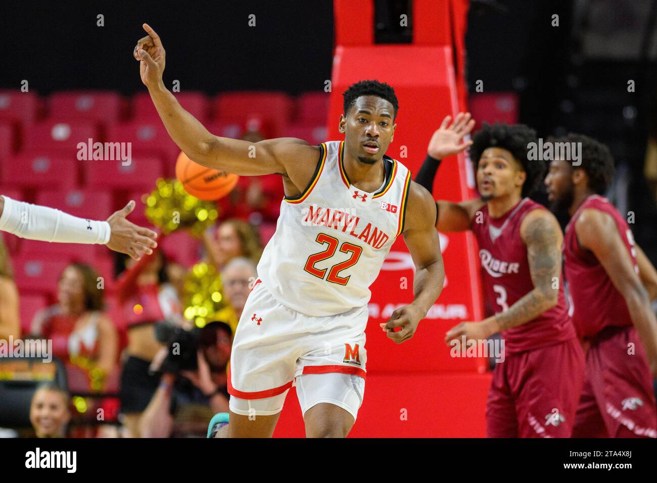 College Park, MD, USA. November 2023. Jordan Geronimo (22) reagiert, nachdem er während des NCAA-Basketballspiels zwischen den Rider Broncs und den Maryland Terrapins im Xfinity Center in College Park, MD, einen Korb geschossen hat. Reggie Hildred/CSM/Alamy Live News Stockfoto