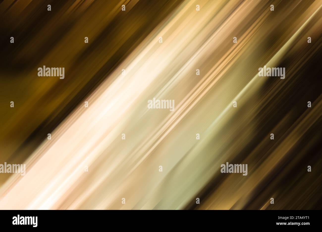 Schräges, dynamisches, metallisches, verschwommenes goldfarbenes Banner im Hintergrund Stockfoto