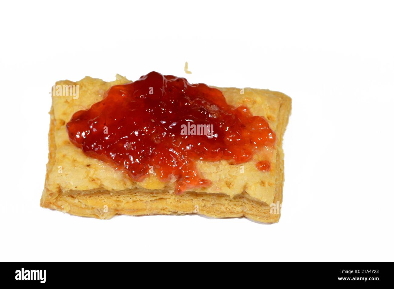 mille-feuille, Millefeuille, Napoleon, Vanille- und Vanillepudding-Scheibe, belegt und bedeckt mit Erdbeermarmelade, ein französisches Dessert aus Blätterteig in Lagen Stockfoto