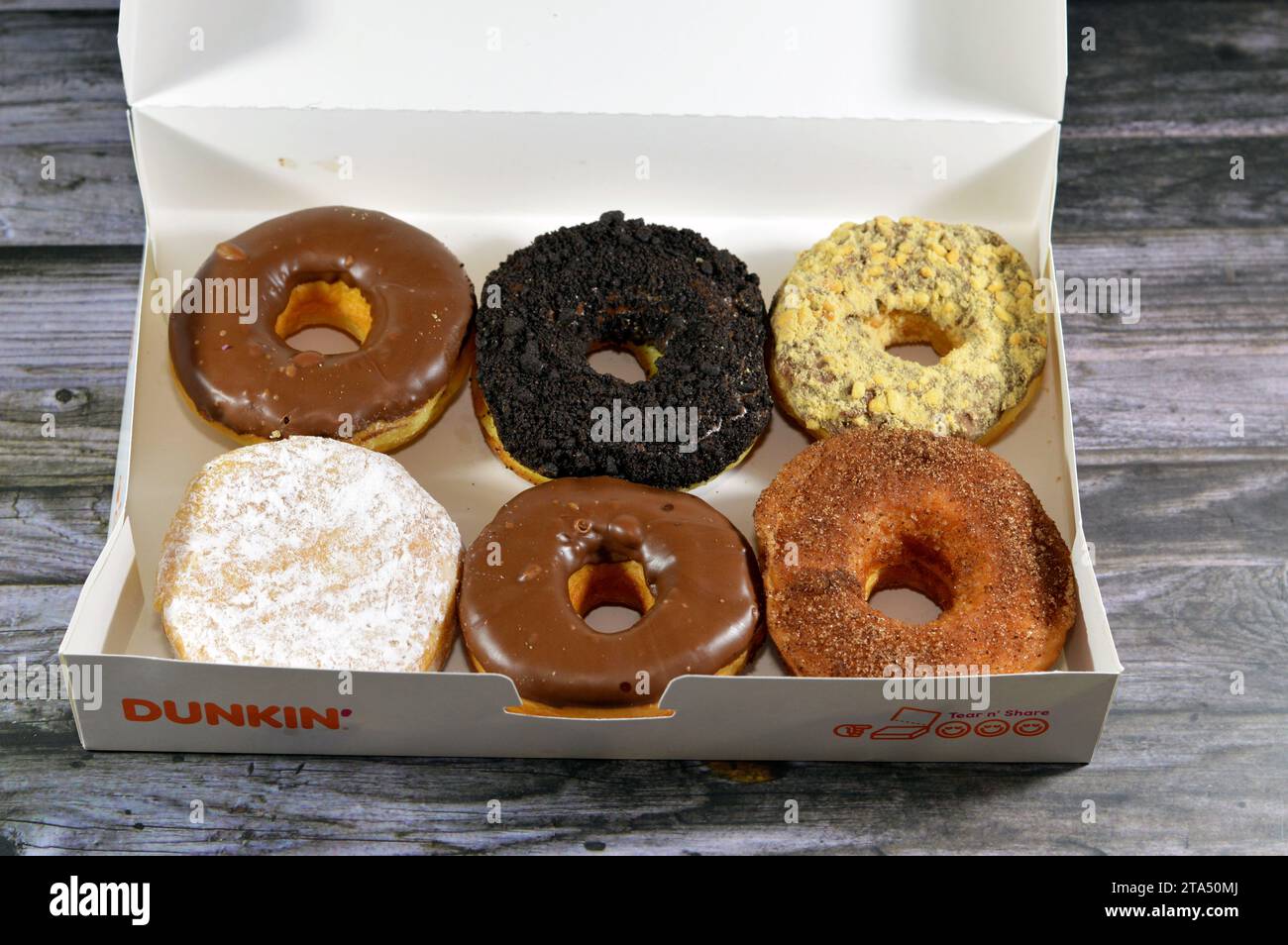 Wie Viel Kostet Ein Donut Bei Dunkin Donuts Kairo, Ägypten, 7. Oktober 2023: Doughnut oder Donut, gesäuerter