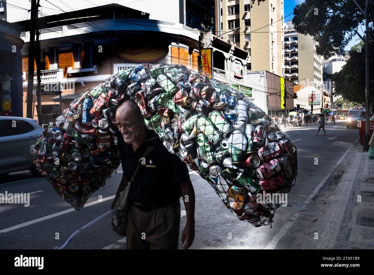 Aluminiumkannenpflücker im Copacabana Viertel, Rio de Janeiro, Brasilien. Stockfoto
