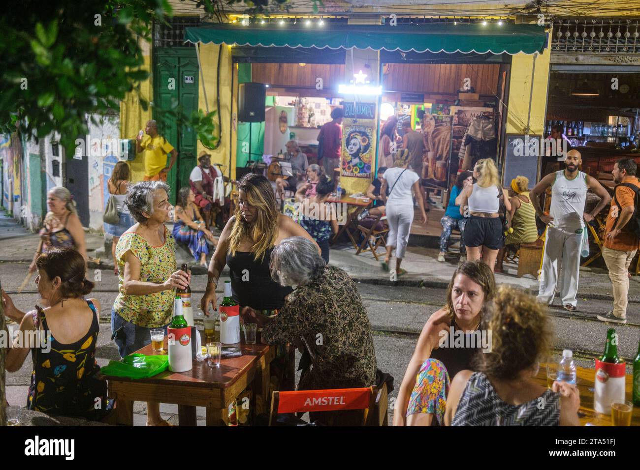 Alquimia Bar am Largo das Neves Platz im Viertel Santa Teresa, ein berühmter Treffpunkt für Intellektuelle, Wissenschaftler, Künstler und linke Politiker, die von ihrem historischen Charakter, ihrem kulturellen Leben und ihrem Lebensstandard angezogen werden. Der böhmische Lebensstil hat dazu beigetragen, dass Santa Teresa eine der wichtigsten Touristenattraktionen von Rio de Janeiro ist und dass es 2016 als eines der einzigartigsten Viertel der Welt anerkannt wurde. Poster von Marielle Franco am Bareingang. Marielle war eine brasilianische Feministin, Politikerin und Menschenrechtsaktivistin, die am 14. März 2018 in Rio de Jane ermordet wurde Stockfoto