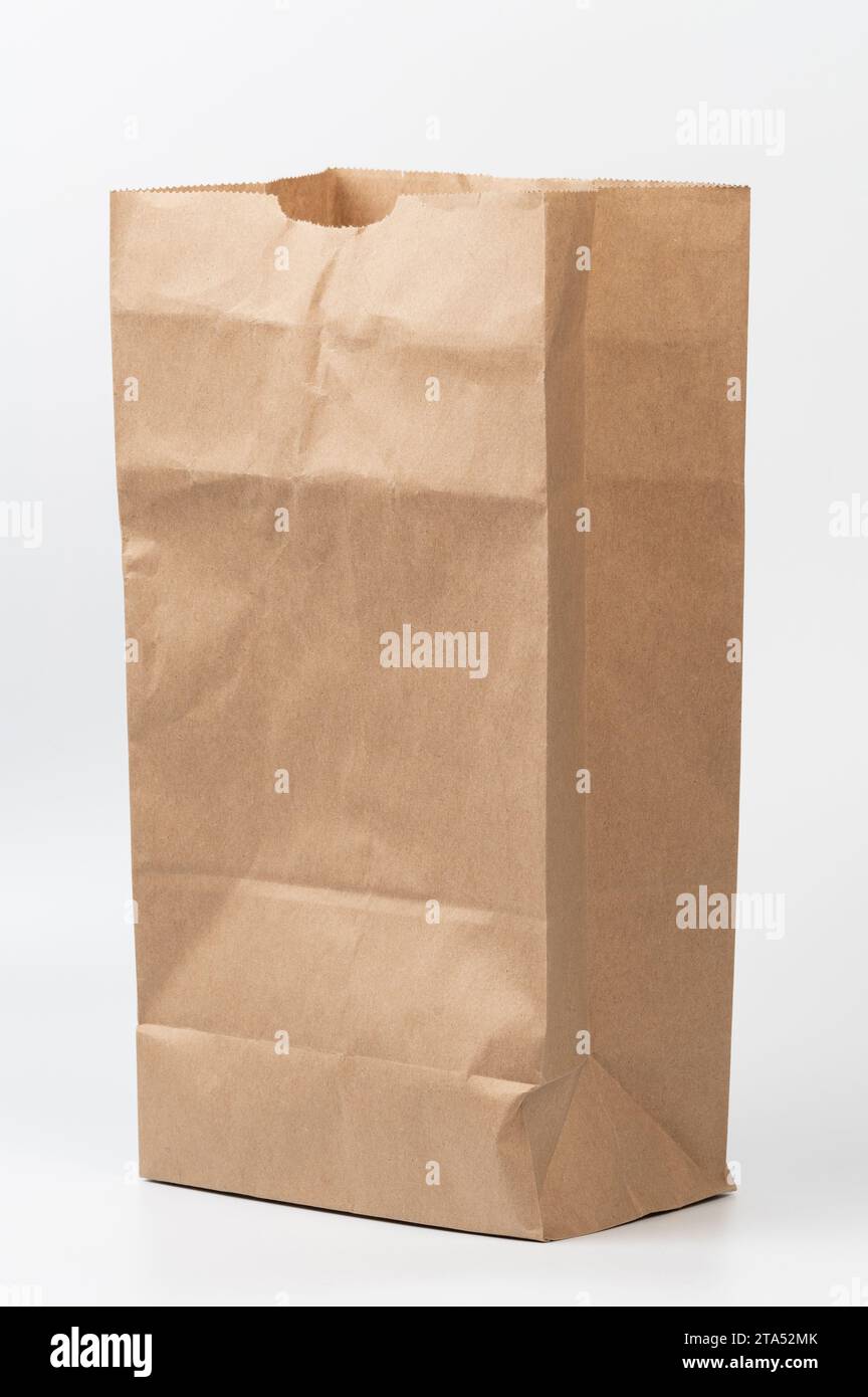 Leerer Behälter aus Recyclingpapier isoliert auf weißem Studiohintergrund Stockfoto
