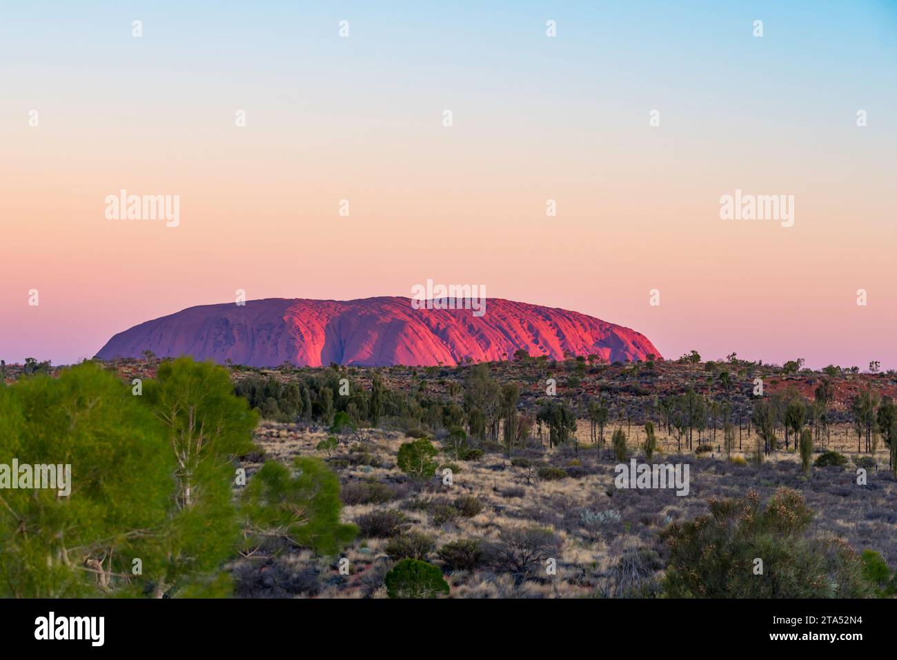 Ein Bild von Uluru am späten Nachmittag bei Sonnenuntergang vom Ayers Rock Resort im Northern Territory in Zentral-Australien Stockfoto