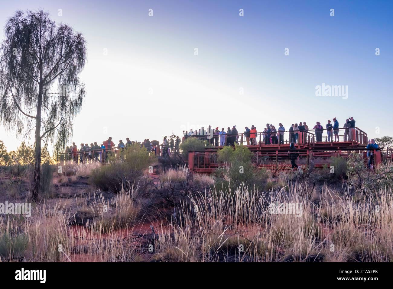 Die Menschen versammelten sich bei Sonnenaufgang im Kata Tjuta (die Olgas) im Uluru-Kata Tjuta National Park, Northern Territory, Australien Stockfoto