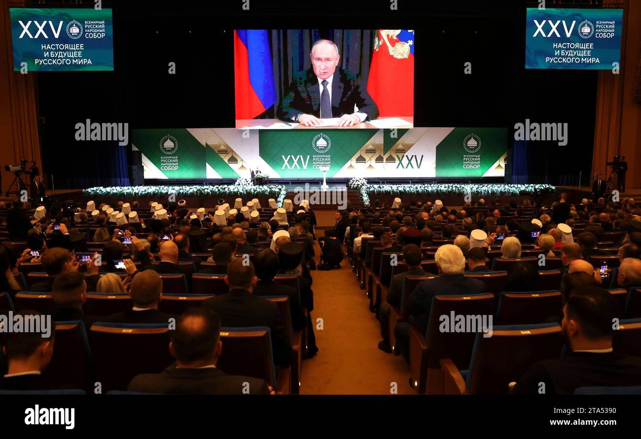 Sotschi, Russland. November 2023. Der russische Präsident Wladimir Putin hält am 28. November 2023 in Sotschi, Russland, eine Rede per Videokonferenz vor der Plenarsitzung des Russischen Weltrates. Quelle: Mikhail Klimentyev/Kreml Pool/Alamy Live News Stockfoto