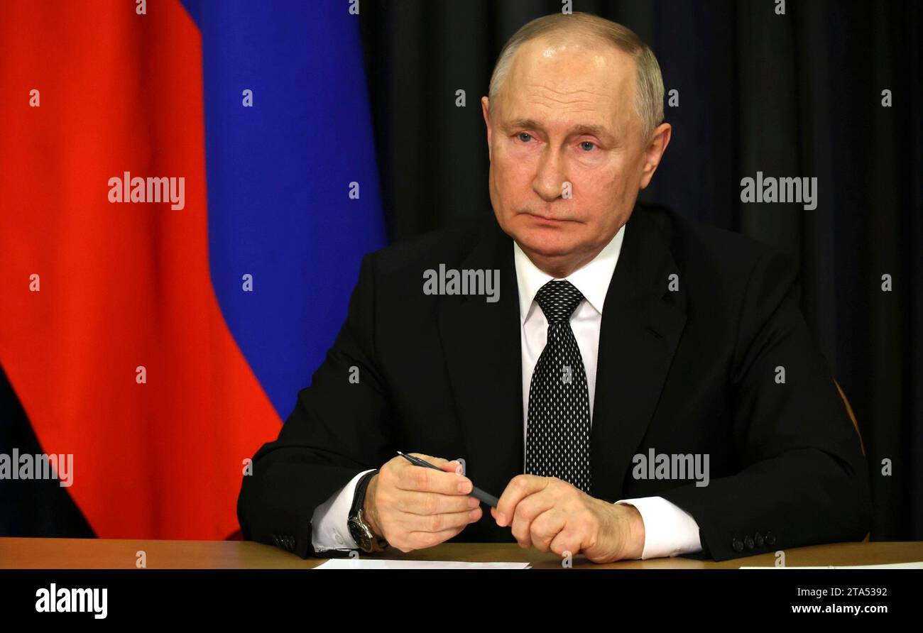 Sotschi, Russland. November 2023. Der russische Präsident Wladimir Putin, links, hört per Videokonferenz der Plenarsitzung des Russischen Weltrates von seiner Residenz am Schwarzen Meer am 28. November 2023 in Sotschi, Russland. Quelle: Mikhail Klimentyev/Kreml Pool/Alamy Live News Stockfoto