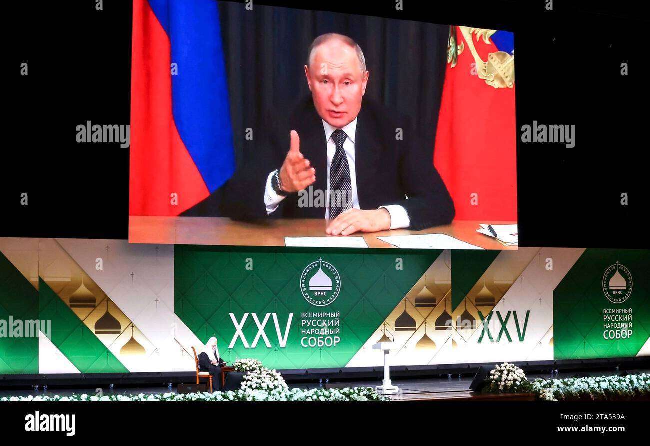 Sotschi, Russland. November 2023. Der russische Präsident Wladimir Putin hält eine Rede per Videokonferenz vor der Plenarsitzung des Weltrussischen Volksrates, die von Patriarch Kirill aus der Schwarzmeerresidenz am 28. November 2023 in Sotschi, Russland, veranstaltet wird. Quelle: Mikhail Klimentyev/Kreml Pool/Alamy Live News Stockfoto