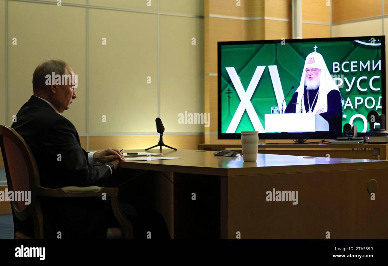 Sotschi, Russland. November 2023. Der linke russische Präsident Wladimir Putin hört Patriarch Kirill zu, der am 28. November 2023 in Sotschi, Russland, eine Rede auf Videokonferenz vor der Plenarsitzung des Russischen Weltvolksrates hält. Quelle: Mikhail Klimentyev/Kreml Pool/Alamy Live News Stockfoto