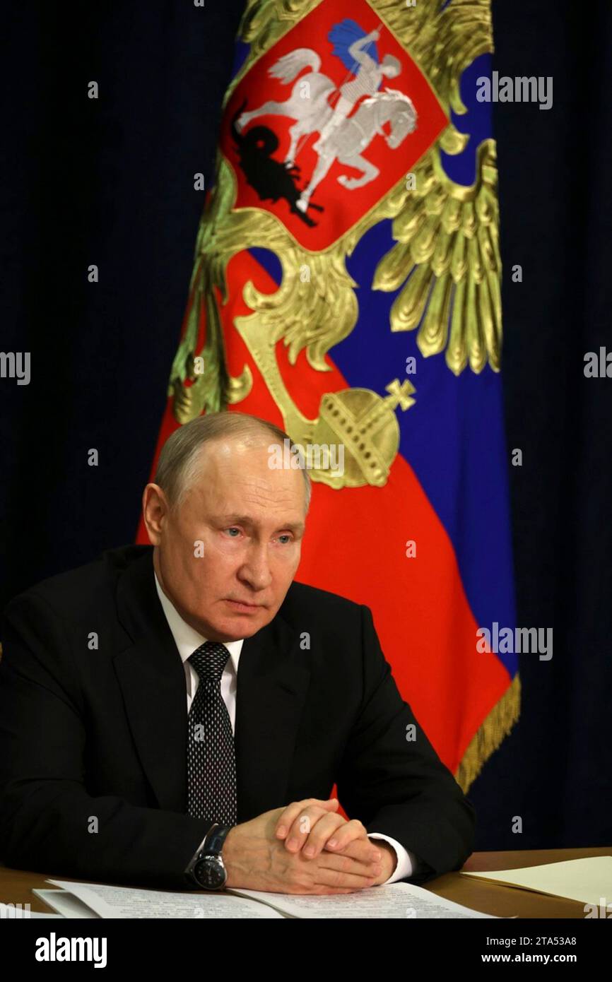 Sotschi, Russland. November 2023. Der russische Präsident Wladimir Putin hält am 28. November 2023 in Sotschi, Russland, eine Rede per Videokonferenz vor der Plenarsitzung des Russischen Weltrates. Quelle: Mikhail Klimentyev/Kreml Pool/Alamy Live News Stockfoto
